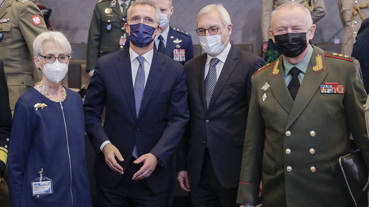 أمين عام حلف شمال الأطلسي ينس ستولتنبرغ ونائب وزير الخارجية الروسي ألكساندر غروشكو
