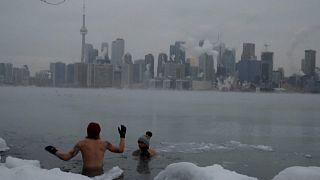 بدون تعليق: كنديان يأخذان حمامًا باردا في بحيرة تورنتو شبه المتجمدة