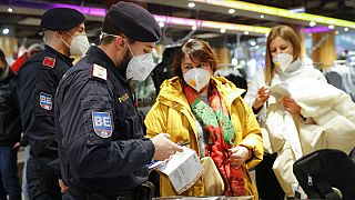 Gli agenti di polizia controllano lo stato di vaccinazione dei visitatori durante una pattuglia in un centro commerciale a Vienna, Austria, mercoledì 12 gennaio 2022.