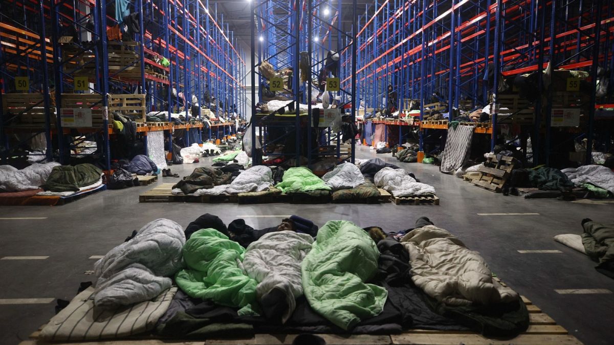 Lengyelország által visszafordított migránsok egy belorusz logisztikai központban, a határnál