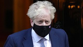 Boris Johnson enfrenta onda de indignação por alegações de desrespeito por regras sanitárias