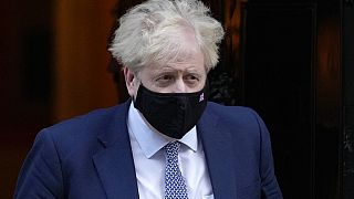 Boris Johnson, primer ministro del Reino Unido, saliendo de Downing Street, en Londres, el miércoles 12 de enero de 2022. 