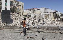 Başkent Mogadişu'da bombalı saldırı sonrası yıkılan binalar