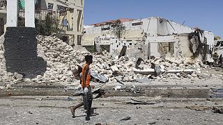 Başkent Mogadişu'da bombalı saldırı sonrası yıkılan binalar