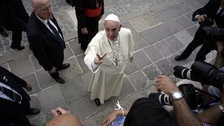 Papst in Roms Innenstadt beim Shoppen