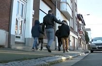 Angelo, padre de familia sin domicilio fijo, camina por las calles de Charleroi, en Bélgica