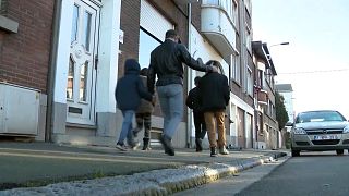 Angelo, padre de familia sin domicilio fijo, camina por las calles de Charleroi, en Bélgica 