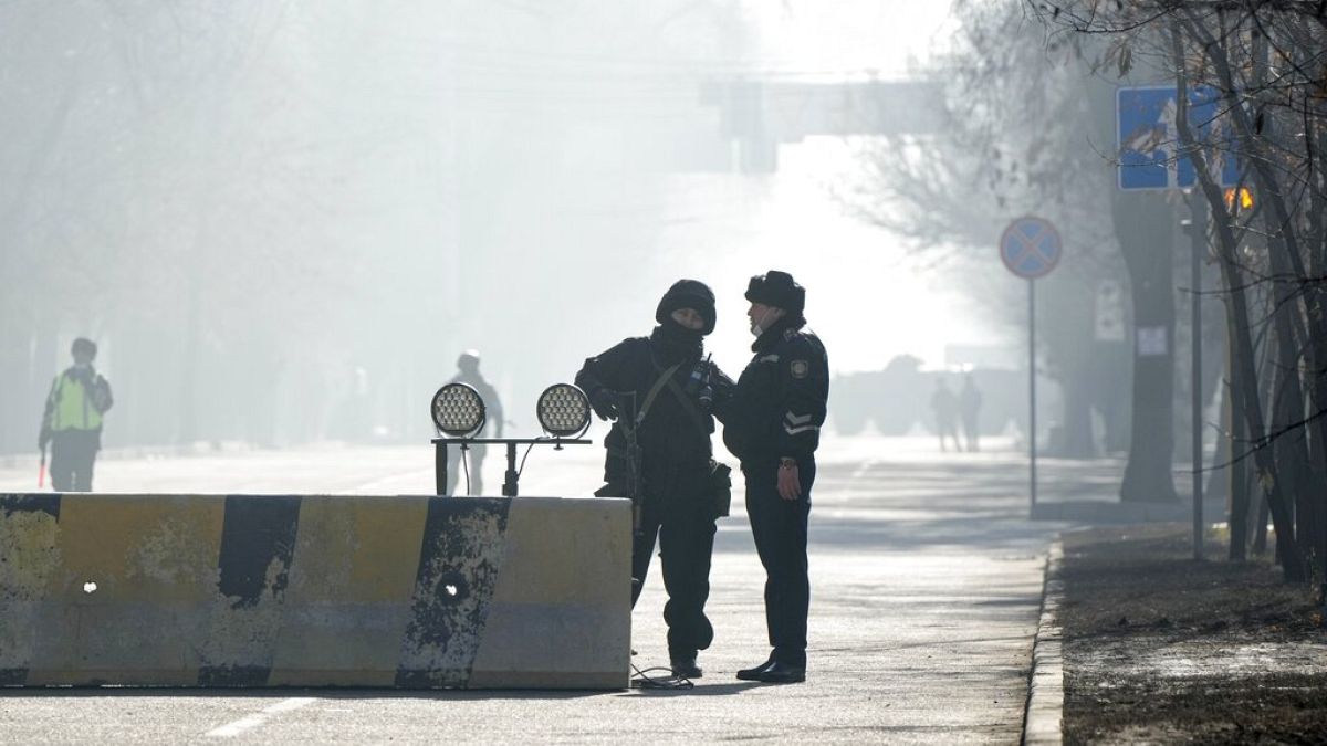 Barrage de police dans une des avenues d'Almaty, capitale économique du Kazakhstan, le 12/01/2022