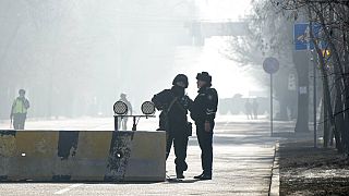 Barrage de police dans une des avenues d'Almaty, capitale économique du Kazakhstan, le 12/01/2022
