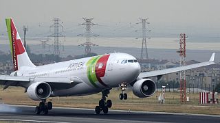 Οι αεροπορικές εταιρείες μειώνουν τις πτήσεις τους λόγω Όμικρον