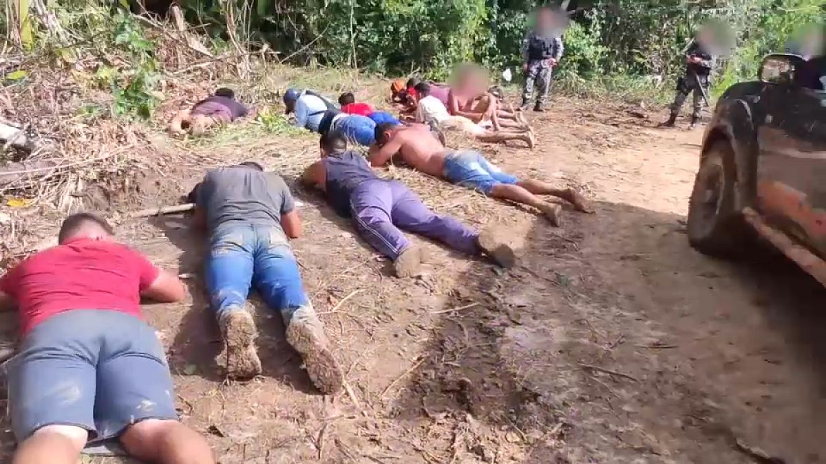 Garimpeiros ilegais detidos pela polícia na Amazónia, estado de Roraima, Brasil