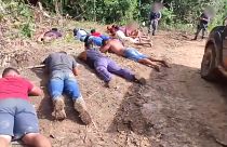 Garimpeiros ilegais detidos pela polícia na Amazónia, estado de Roraima, Brasil