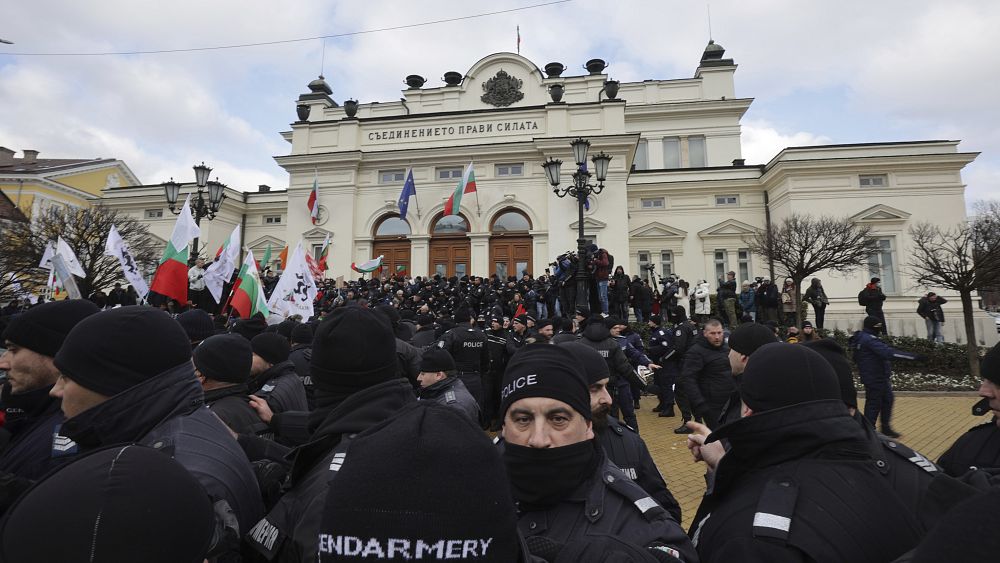 Image Anti-vaccine protesters try to storm Bulgarian parliament building