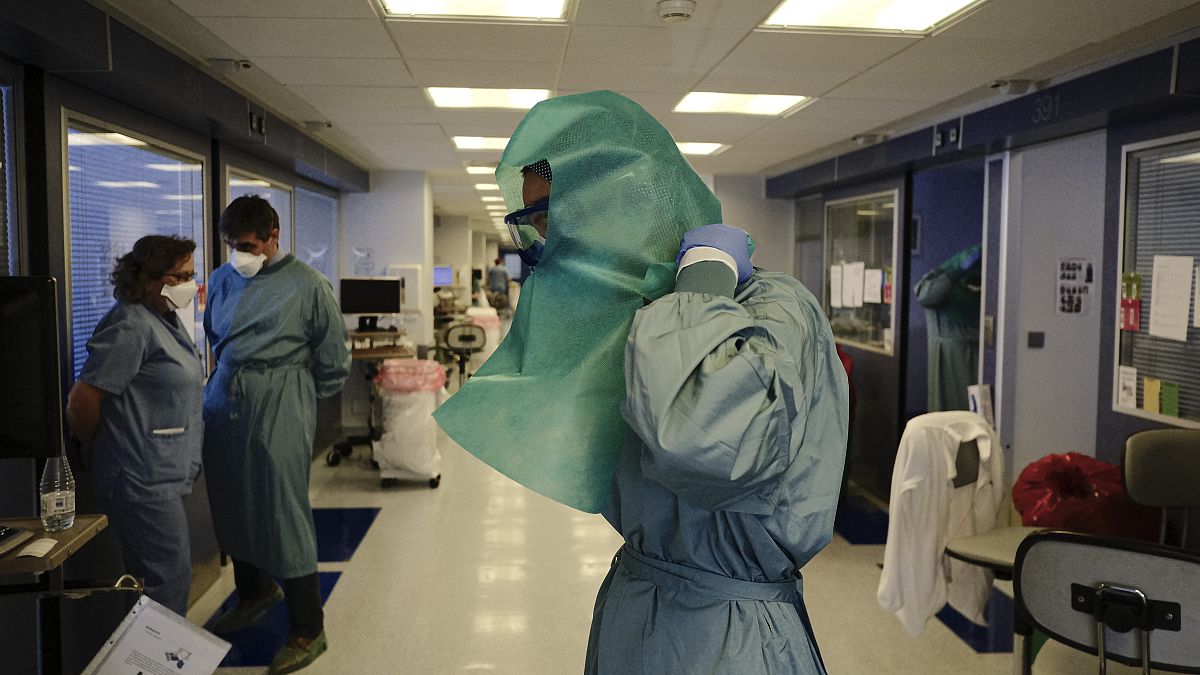 A member of the medical team wearing PPE in the ICU department of the Clinica Universitaria in Pamplona.