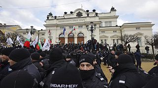 Bulgaristan parlamentosu önünde binlerce gösterici Covid-19 kısıtlamalarını protesto etti