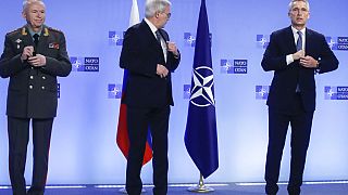 Da destra: il segretario generale NATO Jens Stoltenberg, i viceministri di esteri e difesa russi Alexander Grushko e Alexander Fomin
