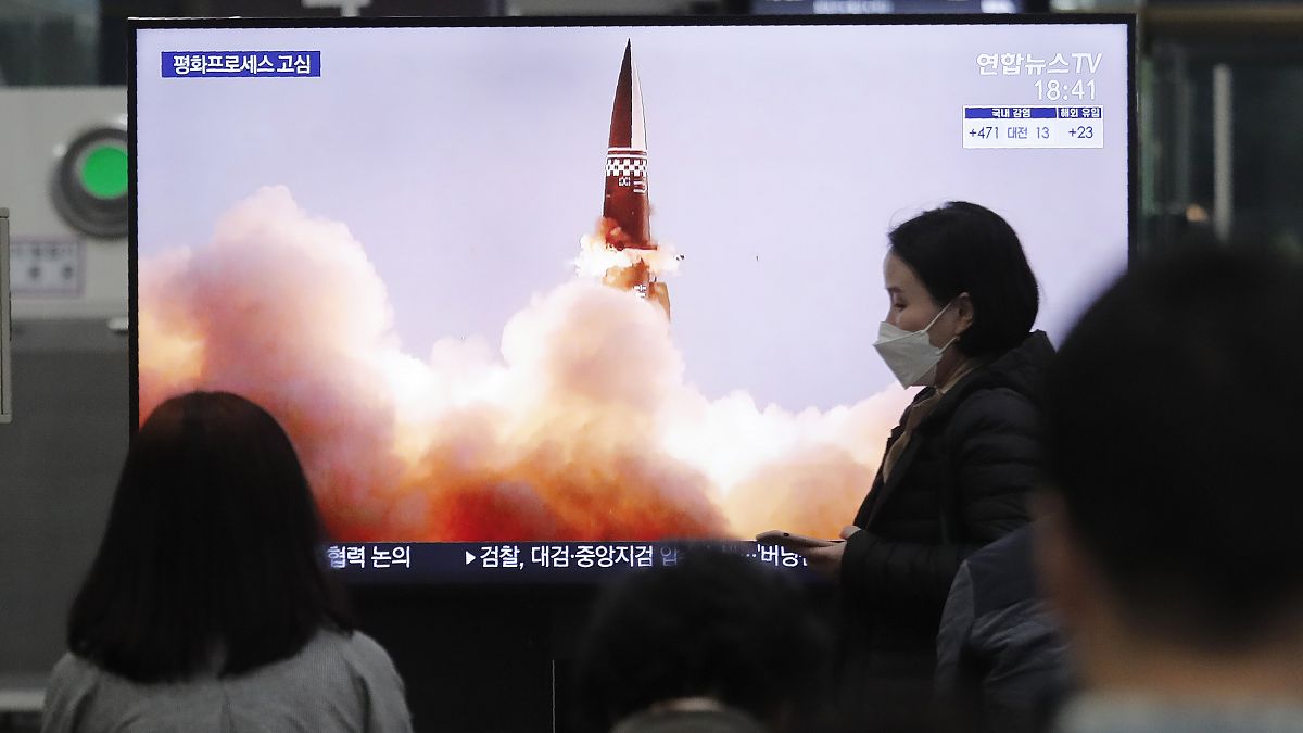 مشاهد لصاروخ موجه جديد لكوريا الشمالية خلال برنامج إخباري في محطة سوسيو في سيول، كوريا الجنوبية.