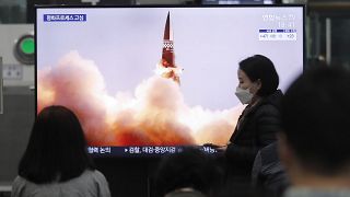 مشاهد لصاروخ موجه جديد لكوريا الشمالية خلال برنامج إخباري في محطة سوسيو في سيول، كوريا الجنوبية.
