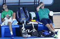 Una risata amara per Djokovic? Qui in pausa dagli allenamenti con l'allenatore Goran Ivanisevic. 