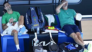 Una risata amara per Djokovic? Qui in pausa dagli allenamenti con l'allenatore Goran Ivanisevic.