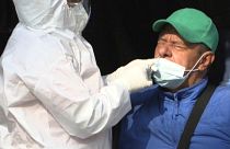 Una persona se realiza una prueba de detección de COVID-19, 12/1/2022, Ciudad de México, México