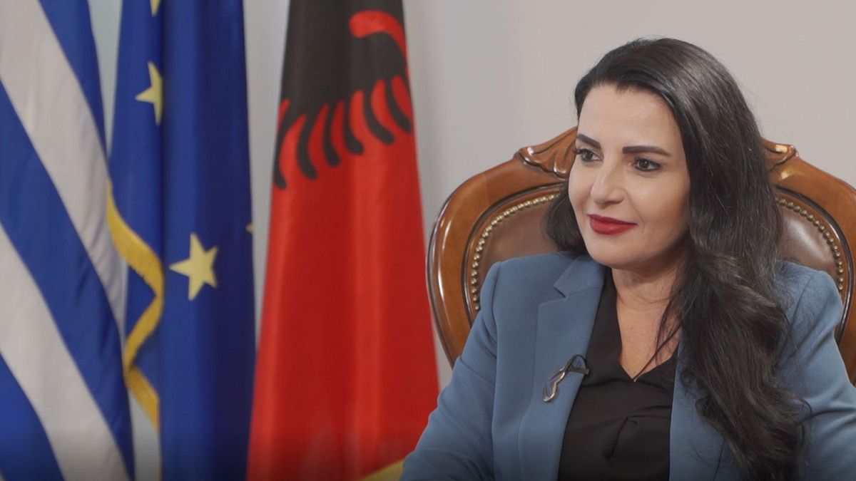 H υπ. Ενέργειας της Αλβανίας, Μπελίντα Μπαλούκου, στο euronews