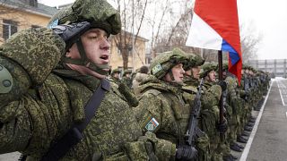 جنود روس خلال الحفل الرسمي لبدء سحب القوات العسكرية في ألماتي، كازاخستان.