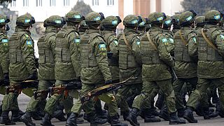 Los soldados de la Organización del Tratado de Seguridad Colectiva desfilan en la ceremonia de retirada