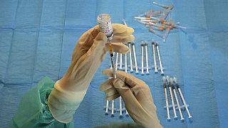 Krankenschwester in Rom zieht eine Moderna-Impfung auf, 10.12.2021