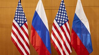 العلمان الروسي والأمريكي قبل المحادثات بين نائب وزير الخارجية سيرجي ريابكوف ونائب وزير الخارجية الأمريكي ويندي شيرمان في جنيف، سويسرا.