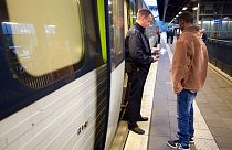 Egy szomáliai férfi iratait ellenőrzik egy vonaton Dániában: szigorodnak a szabályok