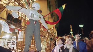 Литовские протестующие повесили чучело Горбачева на здание парламента в Вильнюсе. 15 января 1995