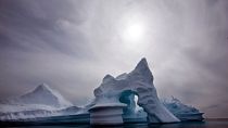 Danimarka'ya bağlı Grönland'ın doğusunda yer alan Doğu Ammassalik Adası açıklarında bir buzdağı