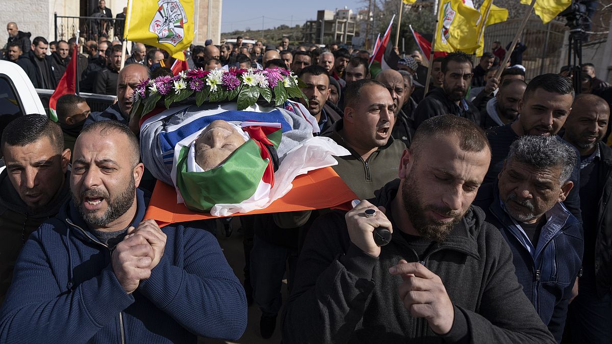 جنازة مسن فلسطيني وجد ميتا ومقيد اليدين بعد احتجازه من قبل الجيش الإسرائيلي