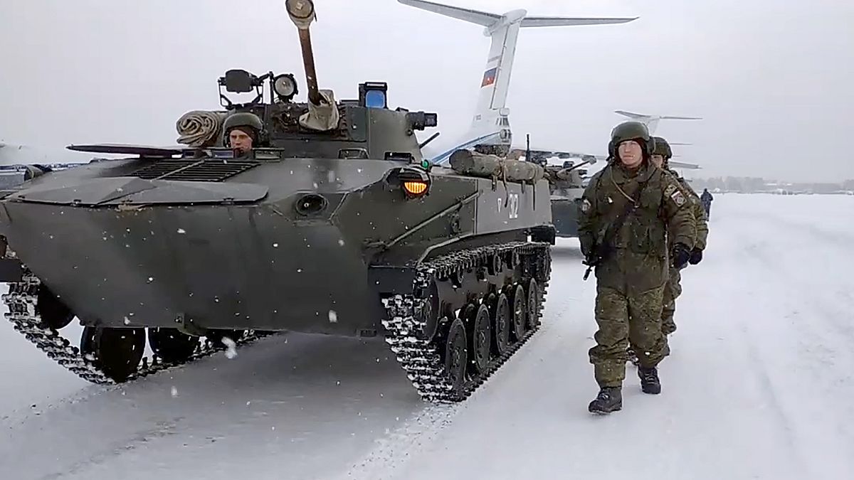 الجيش الروسي يعود إلى قواعده في روسيا بعد مهمة حفظ السلام في كازاخستان. 15/01/2022