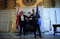  نائب رئيسة المفوضية الأوروبية ماروس سيفكوفيتش و وزيرة الخارجية البريطانية ليز تروس،  في تشيفنينغ في كينت، المملكة المتحدة ، الخميس 13 يناير 2022.