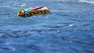 Ein Blumenkranz auf dem Meer erinnert an das Schiffsunglück vor der italienischen Insel Giglio vor zehn Jahren, 13.01.2022
