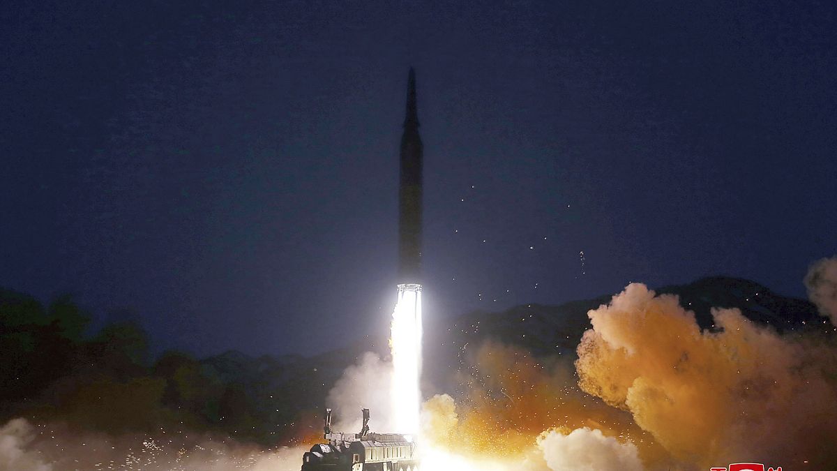 صاروخ كوري شمالي خلال إطلاقه في 11 يناير 2022