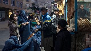 تقسیم نان میان زنان کابل