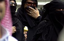 بازداشت یک زن توسط پلیس امر به معروف عربستان به دلیل بستنی خوردن در ملاء‌عام، مکه ۲۰۰۷