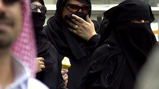 بازداشت یک زن توسط پلیس امر به معروف عربستان به دلیل بستنی خوردن در ملاء‌عام، مکه ۲۰۰۷