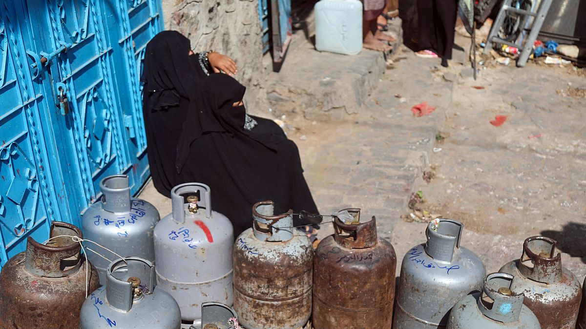 امرأة تنتظر لملء أسطوانة الغاز وسط نقص شديد في مدينة تعز اليمنية