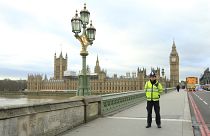 شرطي بريطاني يقف على جسر ويستمنستر أمام مجلس العموم البريطاني بالعاصمة لندن. 12/01/2016