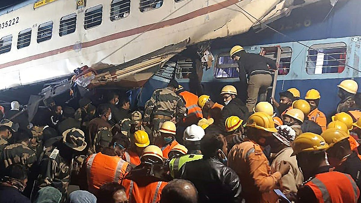 El descarrilamiento de un tren en la India causa varios muertos y heridos