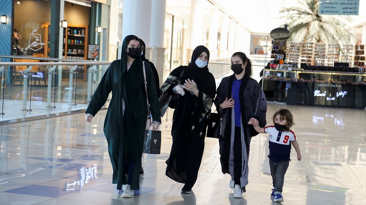 شابات سعوديات في أحد مراكز التسوق في العاصمة الرياض