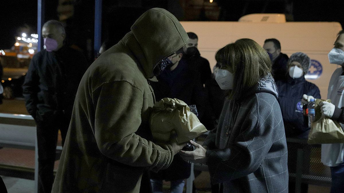 Φωτογραφία που δόθηκε σήμερα στη δημοσιότητα και εικονίζει την Πρόεδρο της Δημοκρατίας Κατερίνα Σακελλαροπούλου να μοιράζει φαγητό σε αστέγους