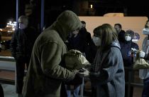 Φωτογραφία που δόθηκε σήμερα στη δημοσιότητα και εικονίζει την Πρόεδρο της Δημοκρατίας Κατερίνα Σακελλαροπούλου να μοιράζει φαγητό σε αστέγους