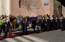 Urna com os restos mortais de David Sassoli deixa a basílica em Roma