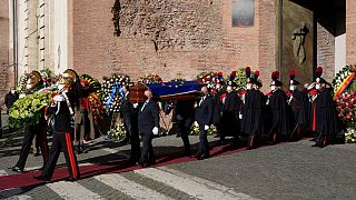 Urna com os restos mortais de David Sassoli deixa a basílica em Roma
