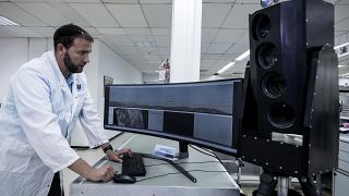 آرييل جوميز، مهندس أنظمة في شركة صناعات الفضاء الإسرائيلية، الذي يمكنه تتبع وتحديد الأجسام الطائرة في مدينة تل أبيب، إسرائيل.